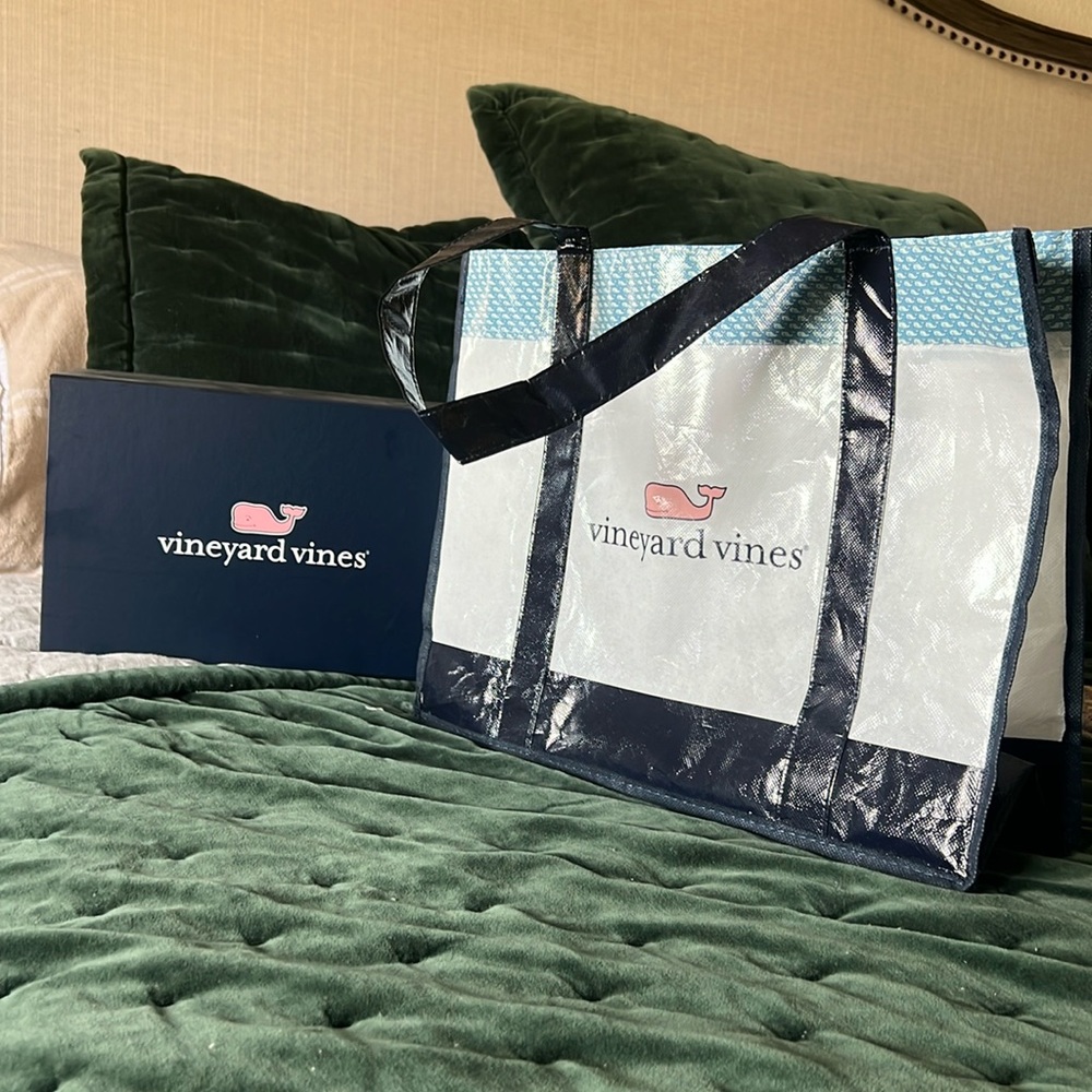 VINEYARD VINES gift bag and box